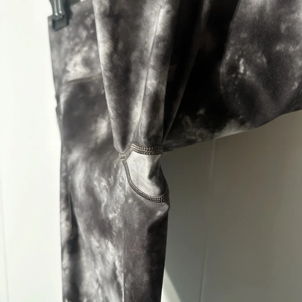 Athleta Salutation Stash Pocket II Capri Leggings Black White Tye Dye Pockets M - Picture 4 of 9